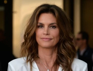 Cindy Crawford: Εξηγεί γιατί κάνει ακόμα γυμνές φωτογραφήσεις (φωτο)
